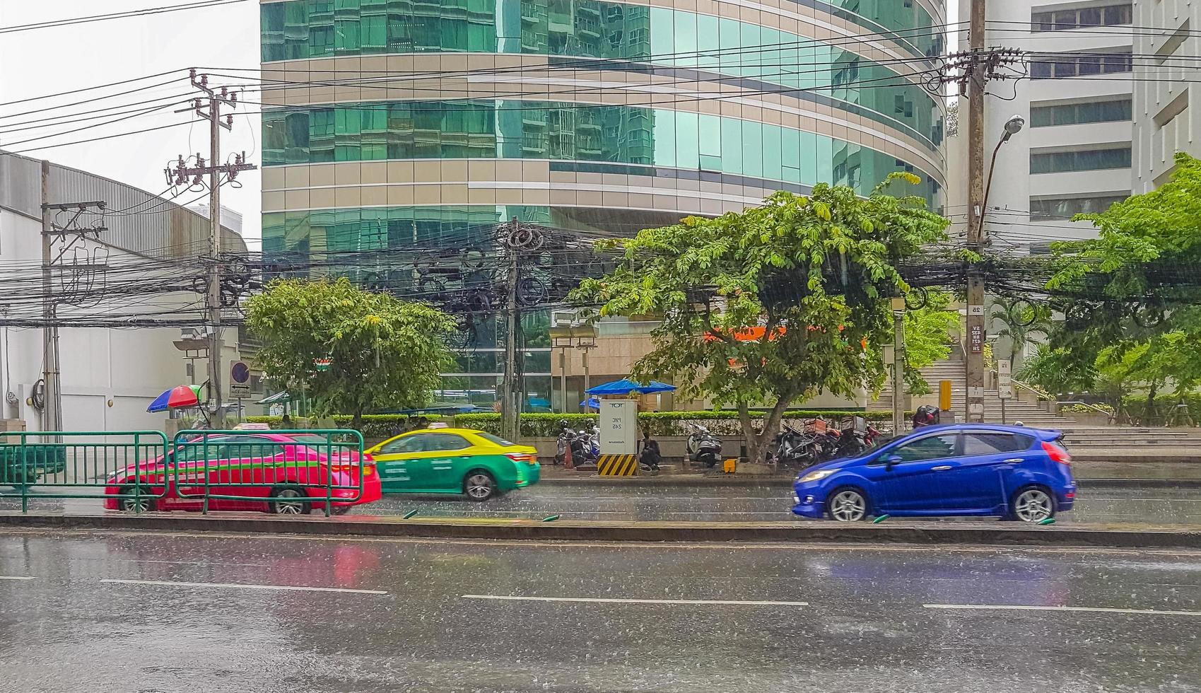 huai khwang bangkok thailand 2018 spitsuur grote zware verkeersopstopping in het drukke bangkok thailand. foto