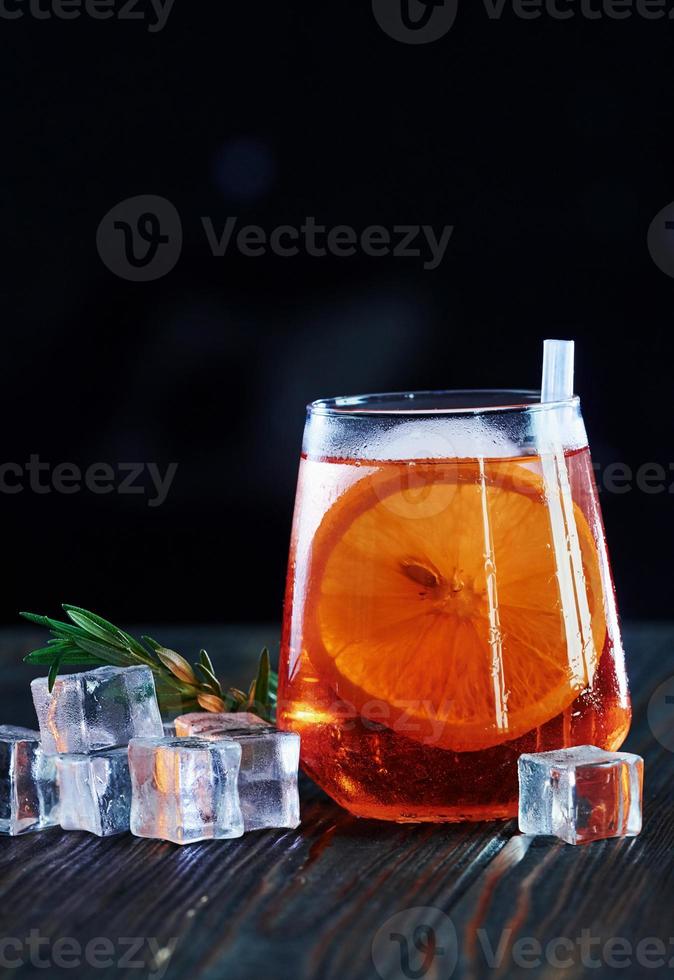 verticale foto. cocktail is klaar. op de houten tafel in de nachtclub. mooie verlichting foto