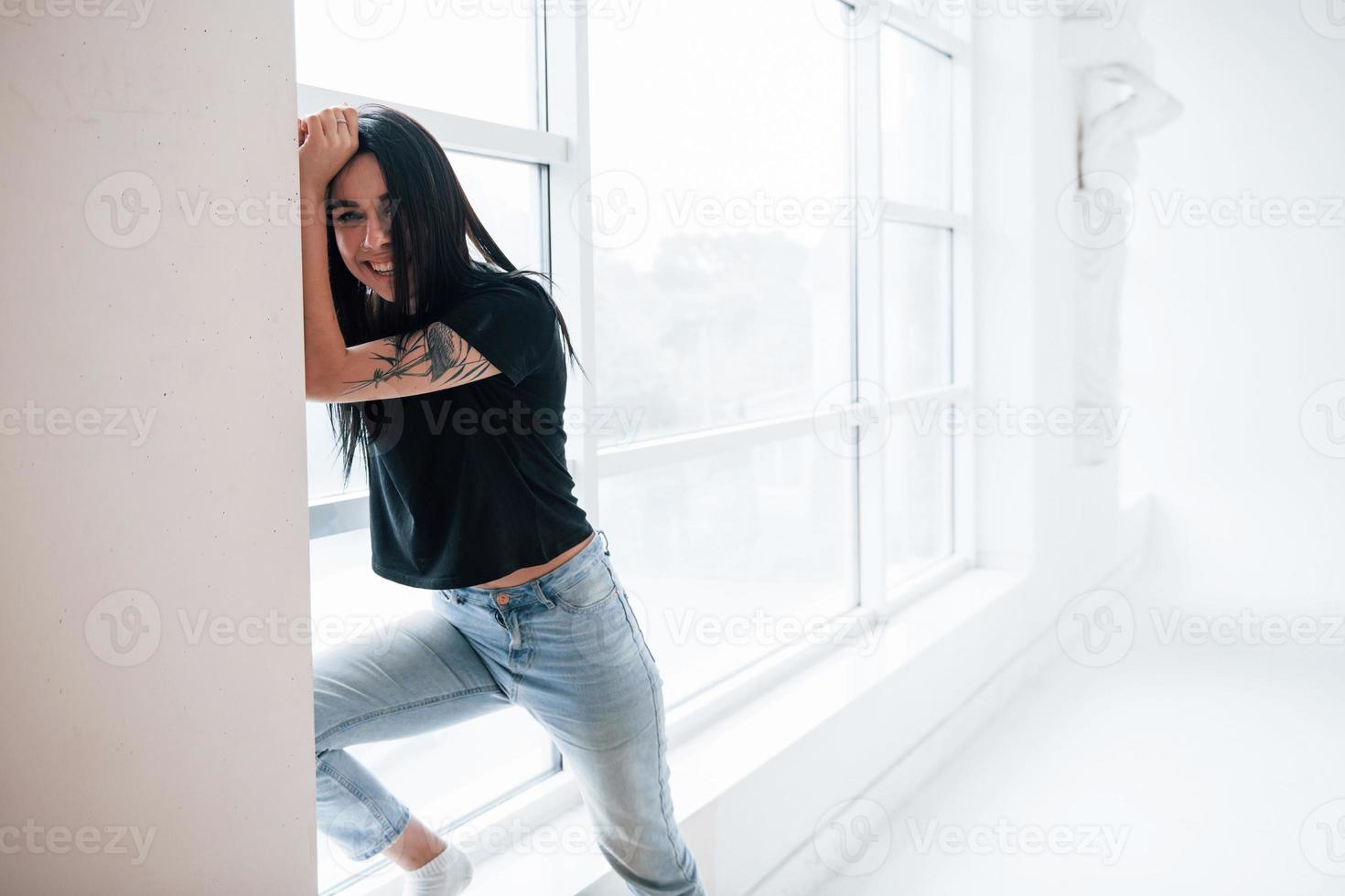 goed gezind. jonge vrouwelijke brunette tiener heeft overdag fotoshoot in de studio foto