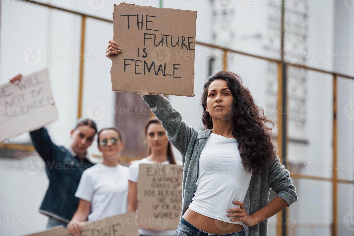 sterke vrouw. groep feministische meisjes protesteert buiten voor hun rechten foto