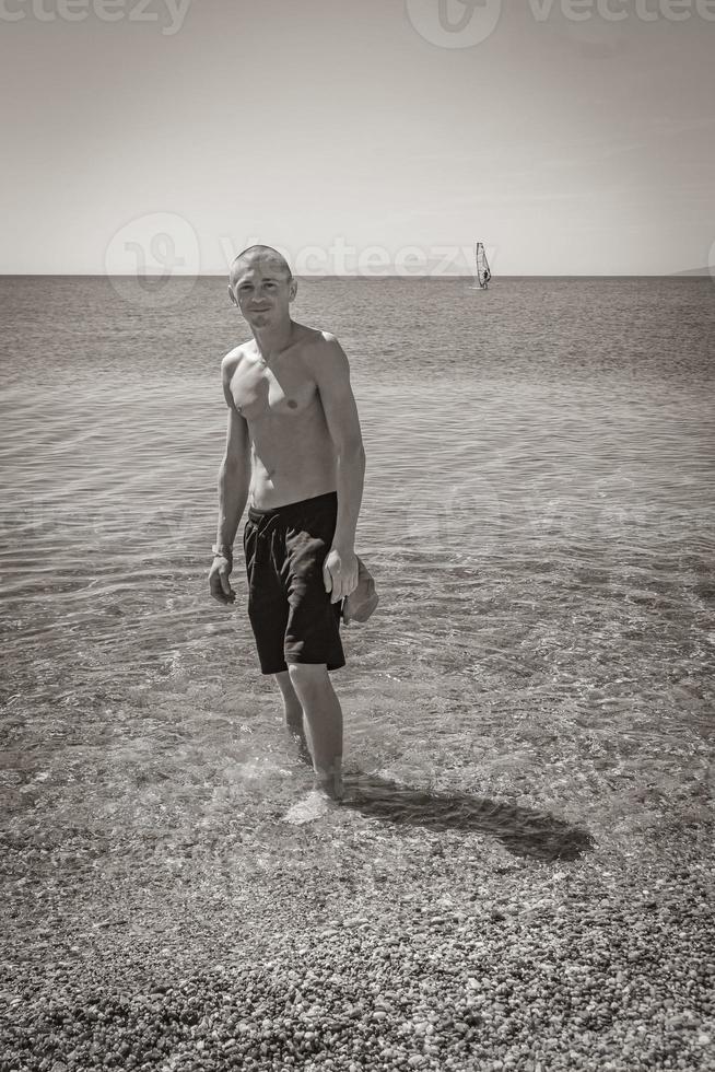 jonge reiziger wandelaar met natuurlijke kustlandschappen op kos griekenland. foto
