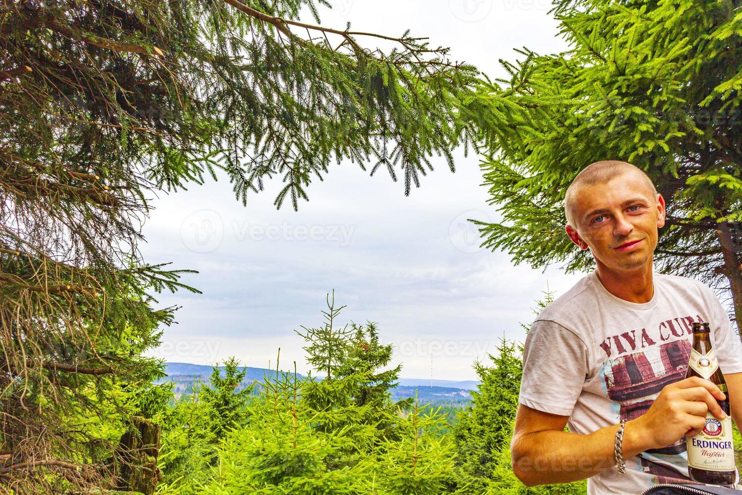 mannelijke jonge toeristische reiziger op brocken bergtop harz duitsland. foto