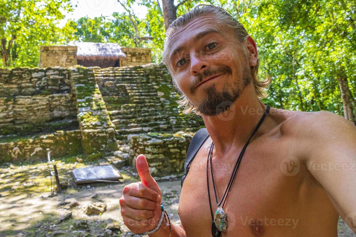 toeristengids oude Maya-site tempelruïnes piramides muyil mexico. foto