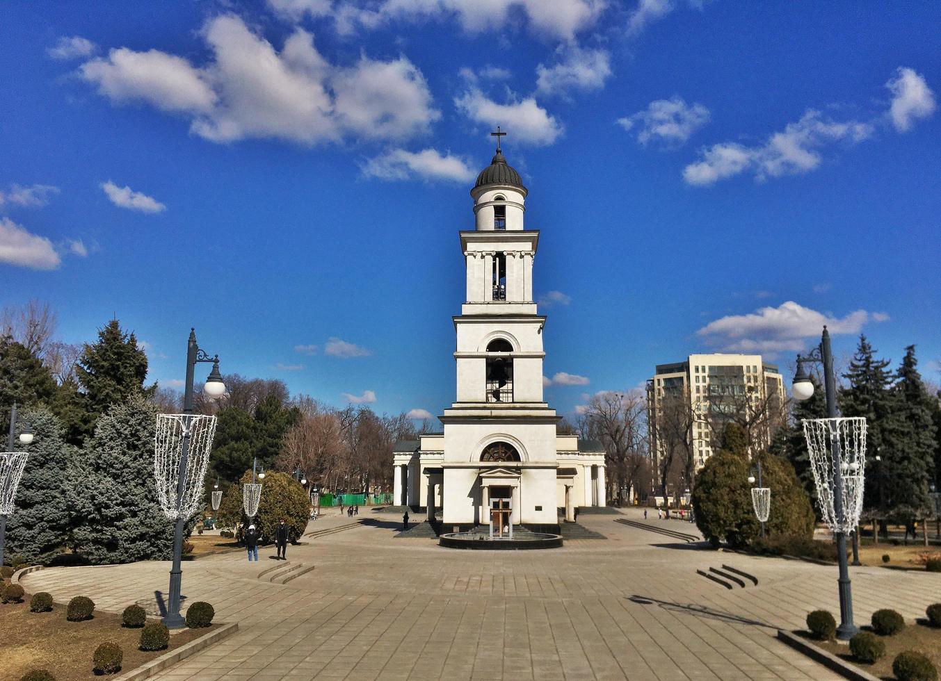 republiek Moldavië, stad Chisinau, 2022 - klokkentoren en op de achtergrond kathedraal van de geboorte van Christus. foto