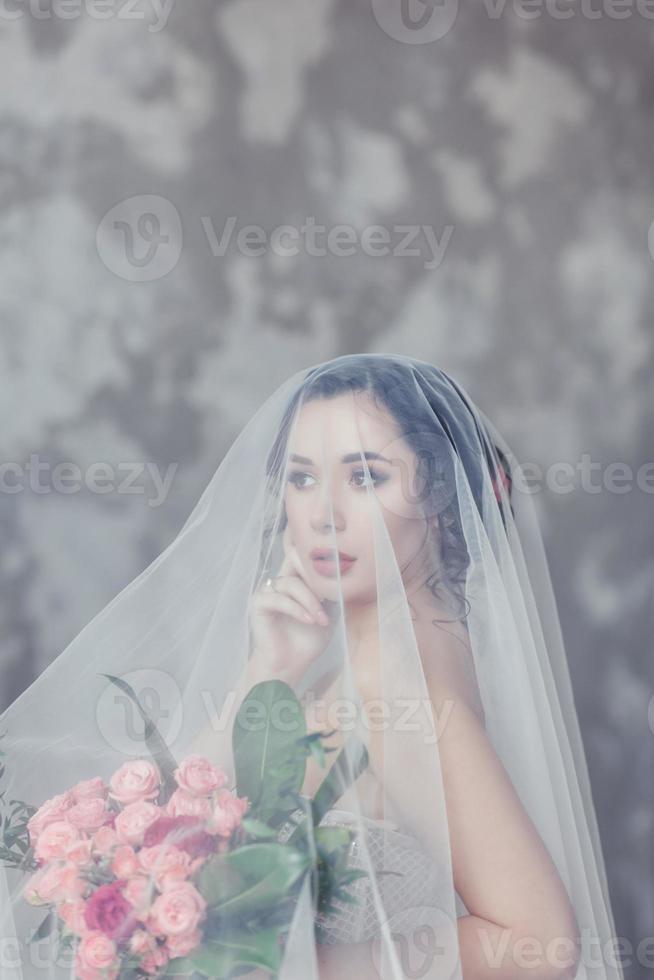 mooie bruid met huwelijkskapsel - foto
