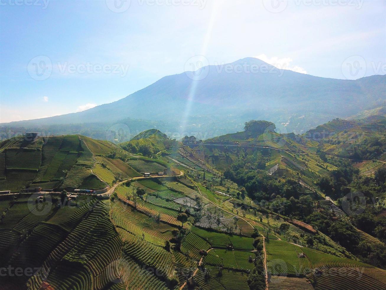 prachtige luchtfoto - landbouwtoerisme in de bergen, in West-Java-Indonesië foto