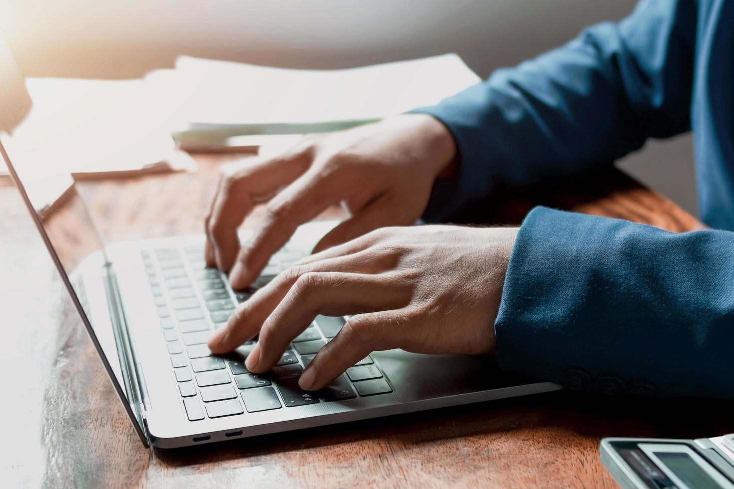 zakenman hand met behulp van laptop werken op kantoor. concept financiën en boekhouding foto