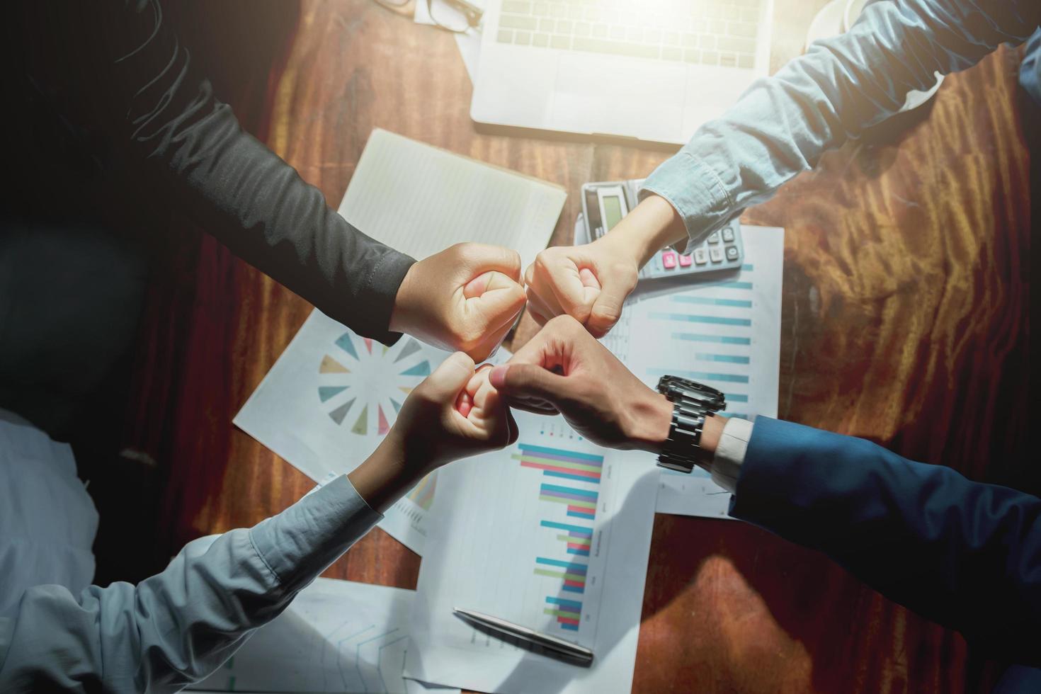 groep mensen hand samen toetreden voor gebouwd team in office foto