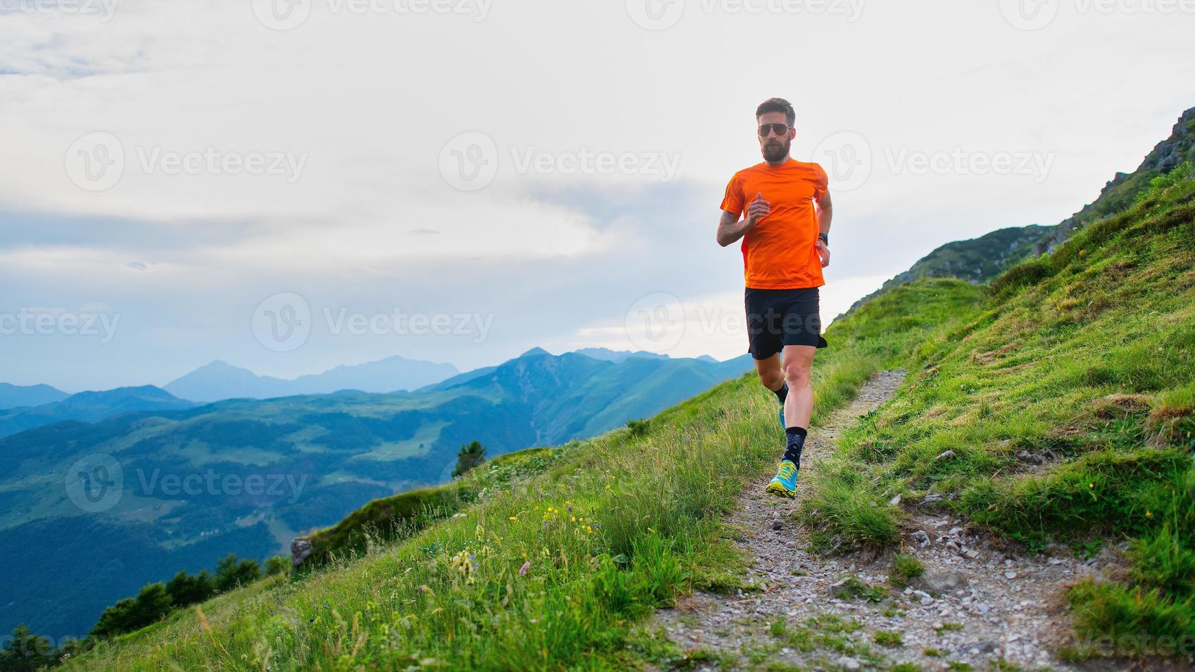 trailrunning atleet tijdens een training op bergpad foto