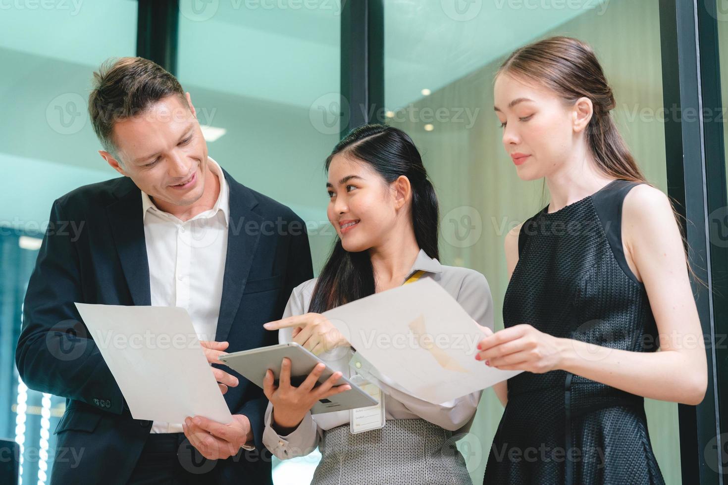 jonge vrouwelijke zakenman in gesprek met mannelijke manager of collega of baas tijdens het geven van presentatie over projectonderzoek met behulp van laptop in vergaderruimte in modern kantoor foto