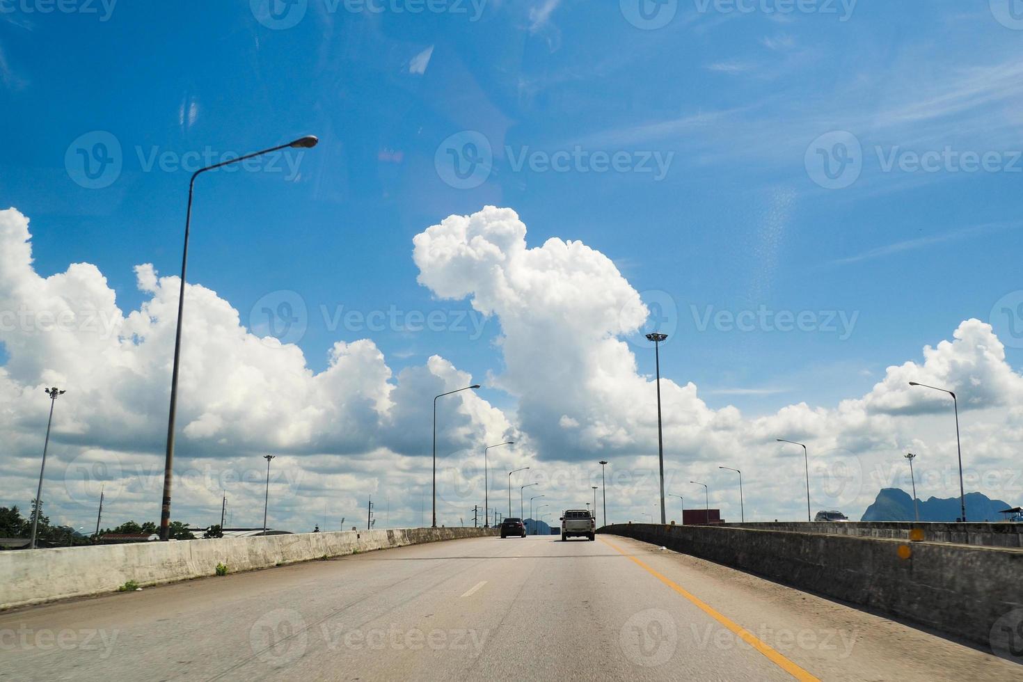 zicht op wegnr. 4 in het zuiden van Thailand met het oog op een snel rijdende auto. reisconcept foto