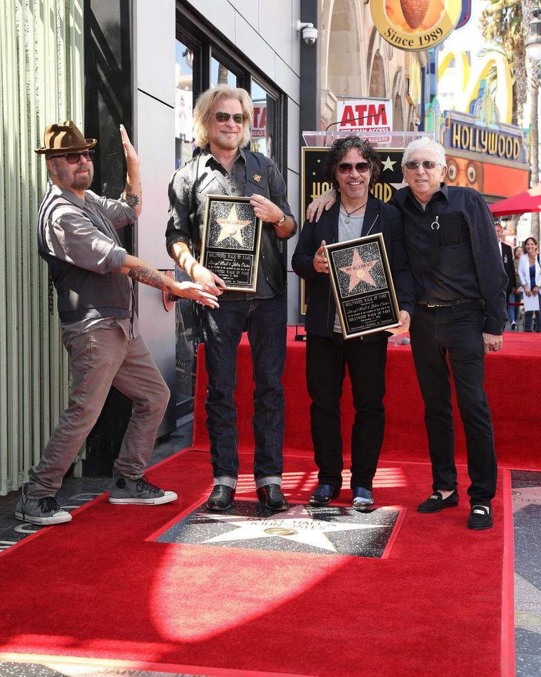 los angeles, 2 sep - dave stewart, daryl hall, john oates, jerry greenberg in de hal en oates hollywood walk of fame ster ceremonie op hollywood boulevard op 2 september 2016 in los angeles, ca foto