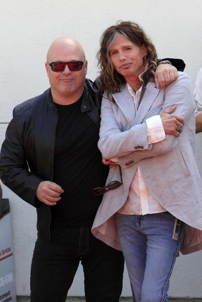 los angeles, 11 maart - michael chiklis, steven tyler arriveert op de 9e jaarlijkse john varvatos stuart house benefiet in de john varvatos winkel op 11 maart 2012 in west hollywood, ca foto