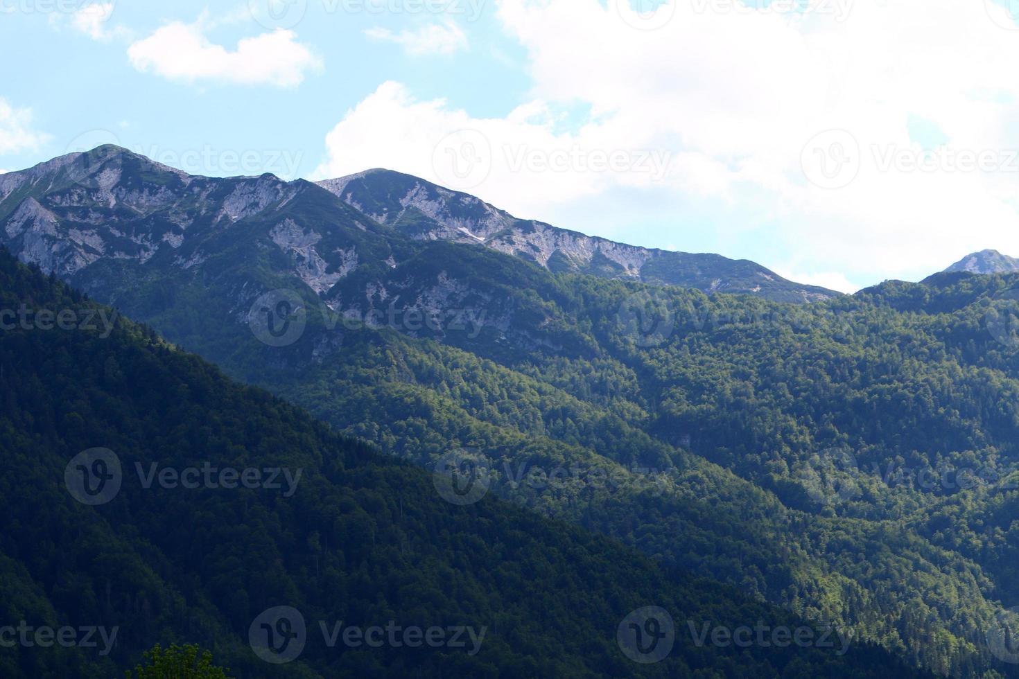 de alpen zijn een hoge en lange bergketen in europa foto