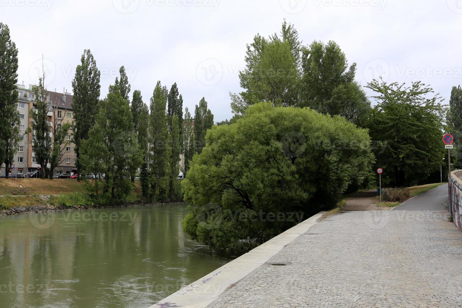 volstromende Donau in de Oostenrijkse hoofdstad Wenen foto