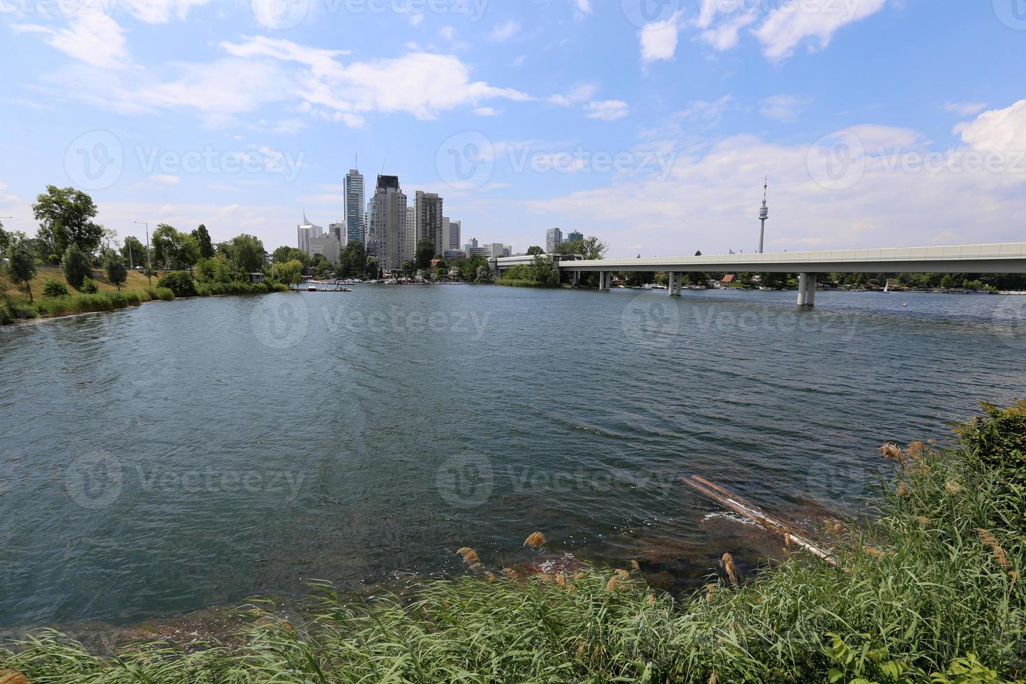 volstromende Donau in de Oostenrijkse hoofdstad Wenen foto