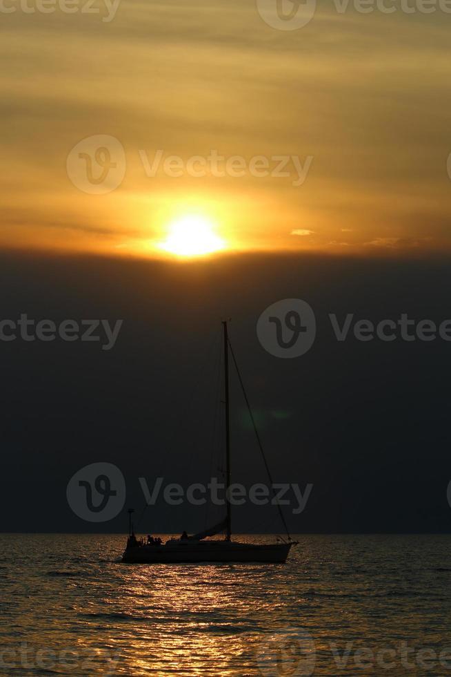 kleurrijke zonsondergang aan het eind van de dag. foto