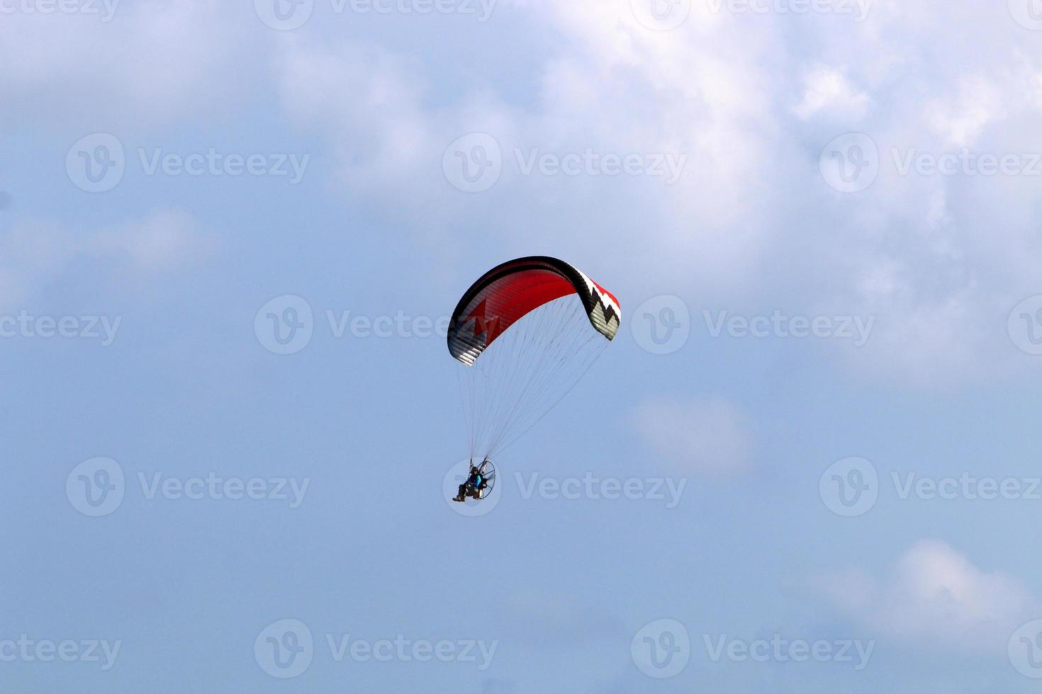 een paraglider vliegt over de Middellandse Zee in Noord-Israël foto