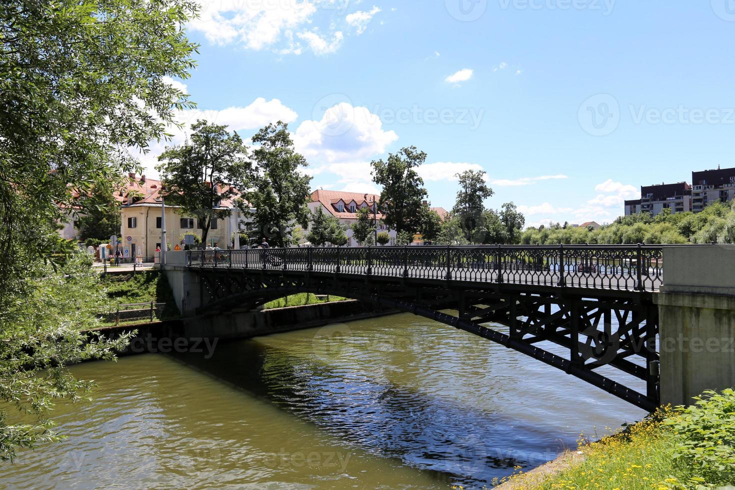 de rivier de ljubljanica stroomt door de hoofdstad van slovenië, de stad ljubljana. foto