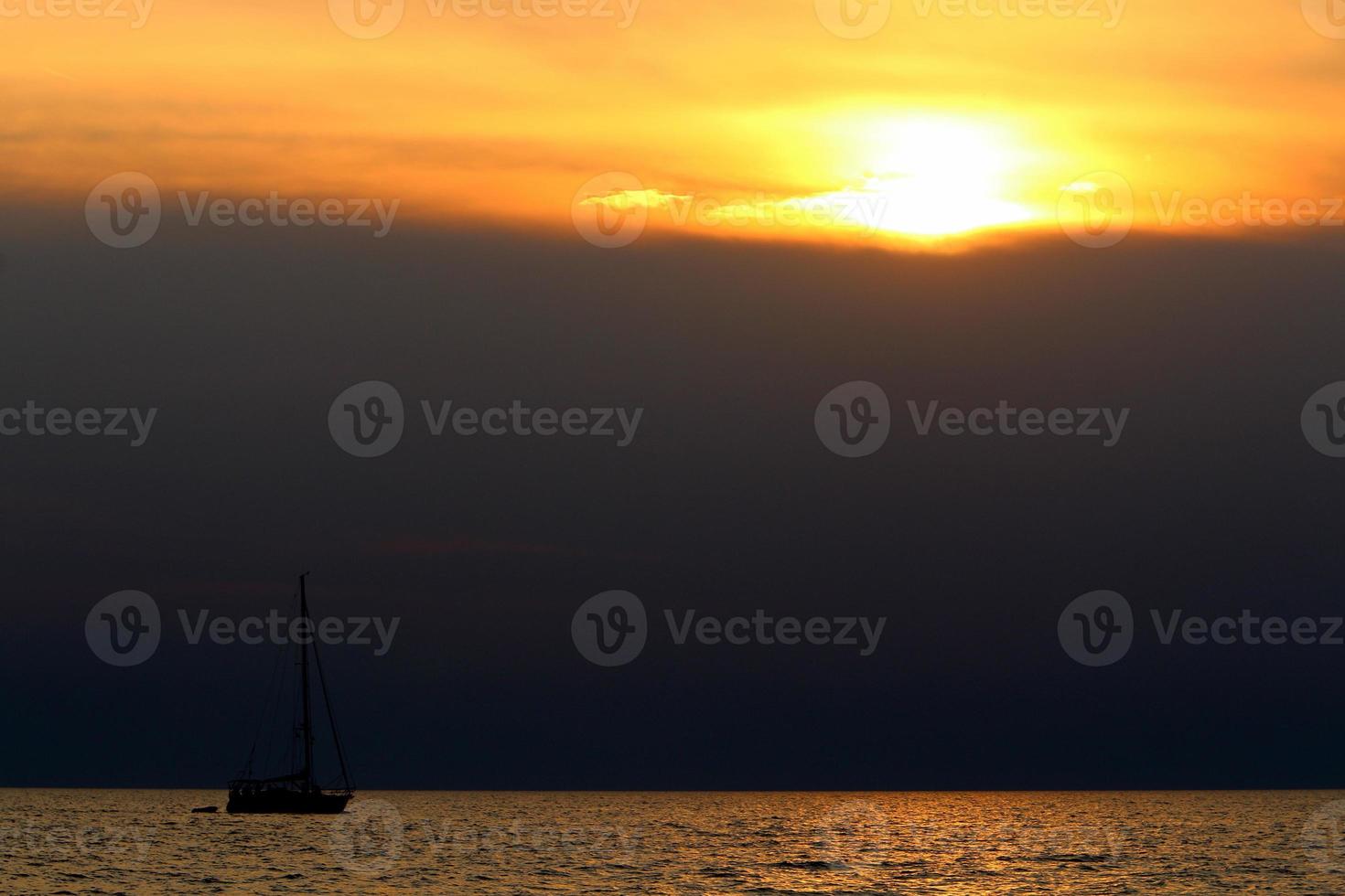 kleurrijke zonsondergang aan het eind van de dag. foto