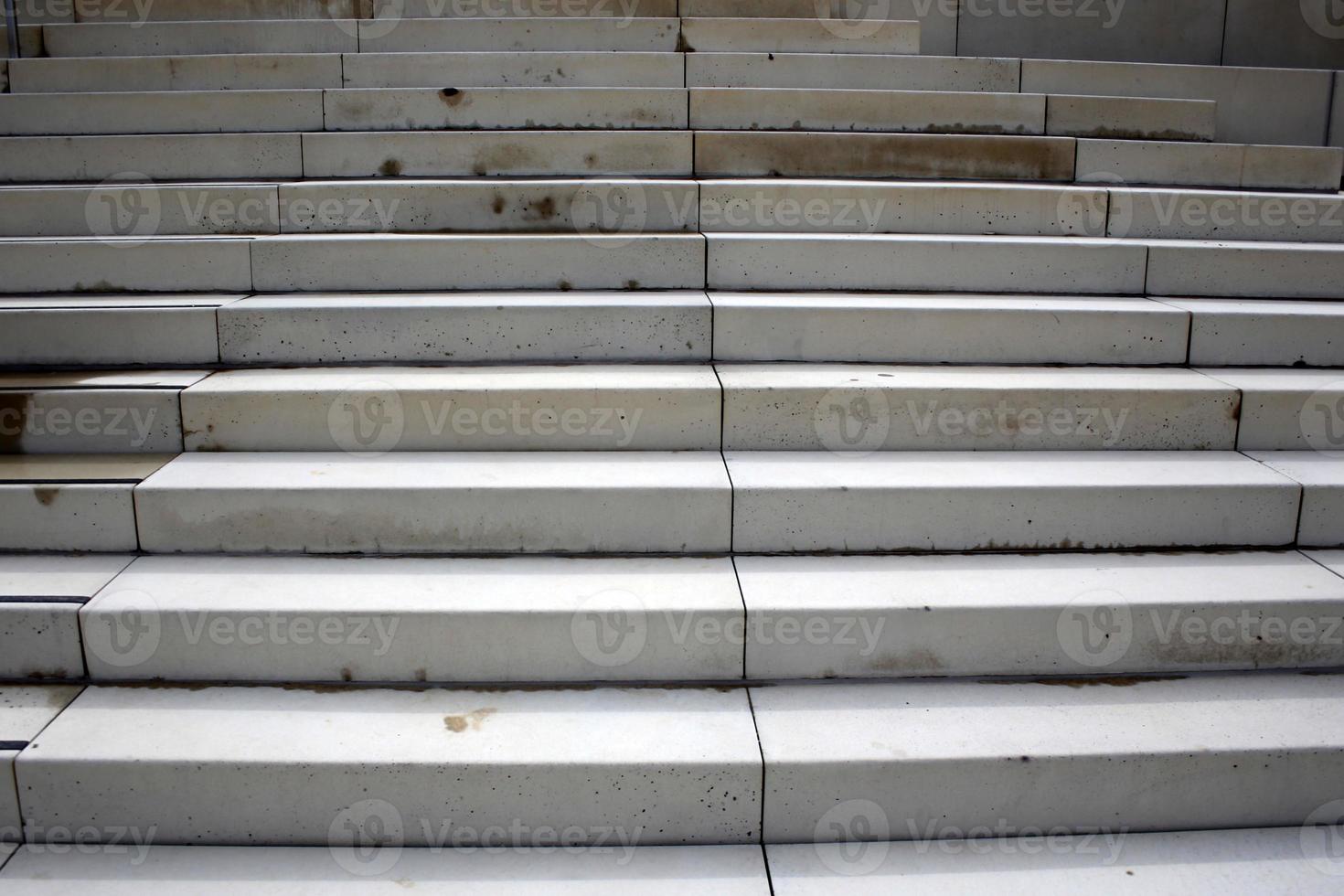 een trap is een structuur in de vorm van een reeks treden voor stijgen en dalen. foto