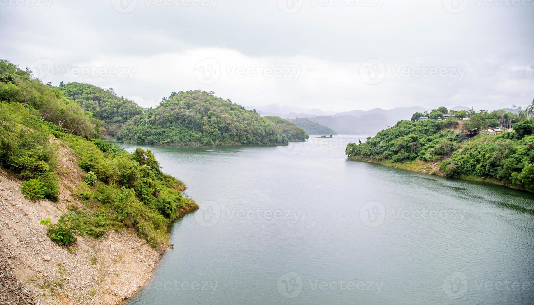 rivierstroom langs grote bergen. foto