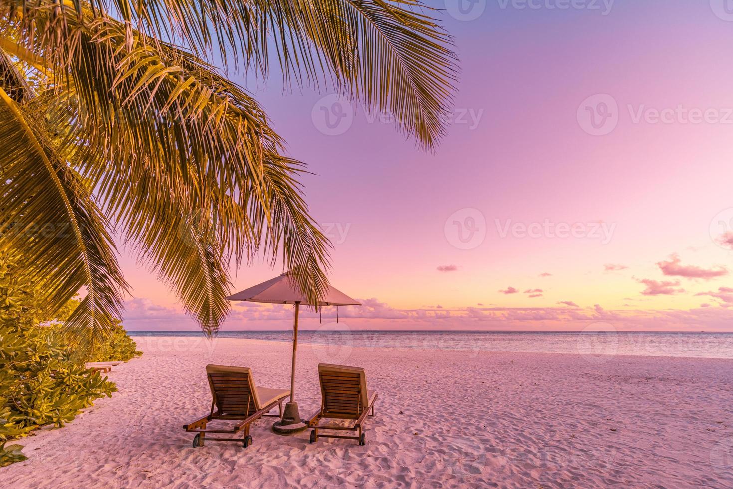 prachtig strand. stoelen op het zandstrand in de buurt van de zee. zomervakantie en vakantieconcept voor toerisme. inspirerend tropisch landschap. rustig landschap, ontspannend strand, tropisch landschapsontwerp foto