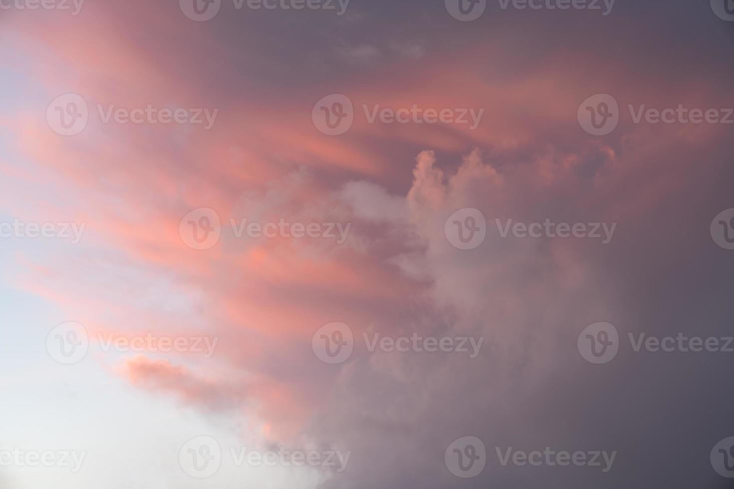 lucht met roodgekleurde wolken foto