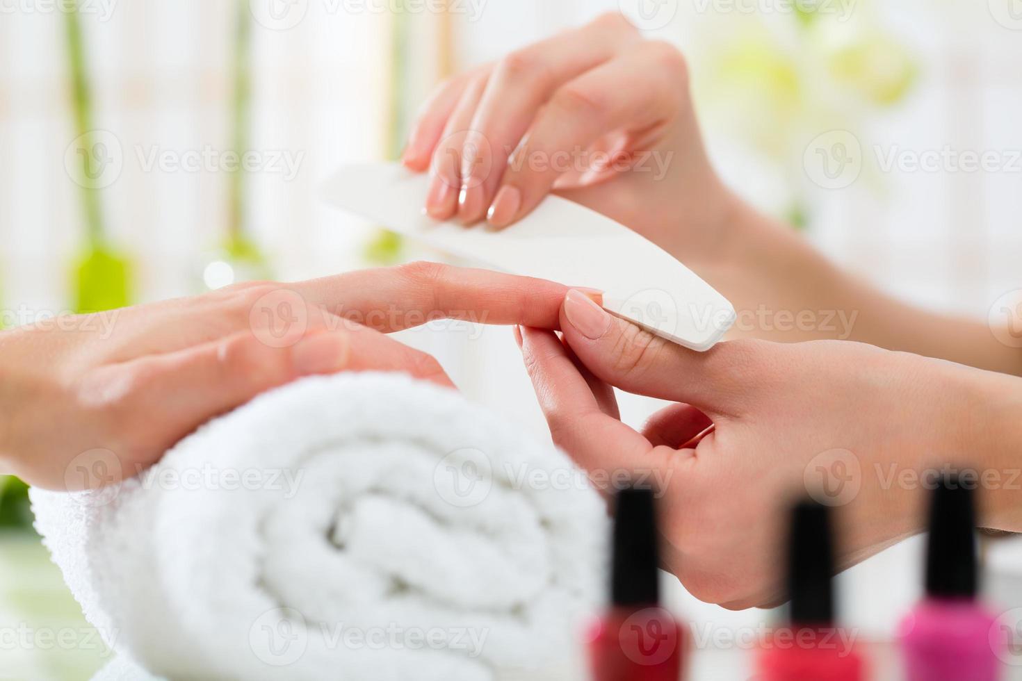 vrouw in nagel salon manicure ontvangen foto
