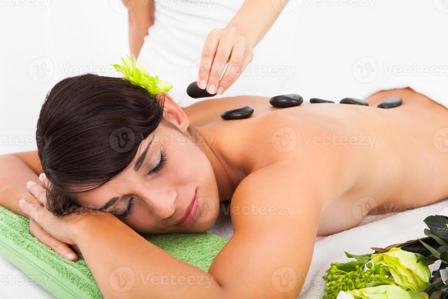 vrouw lastone massage ontvangen foto