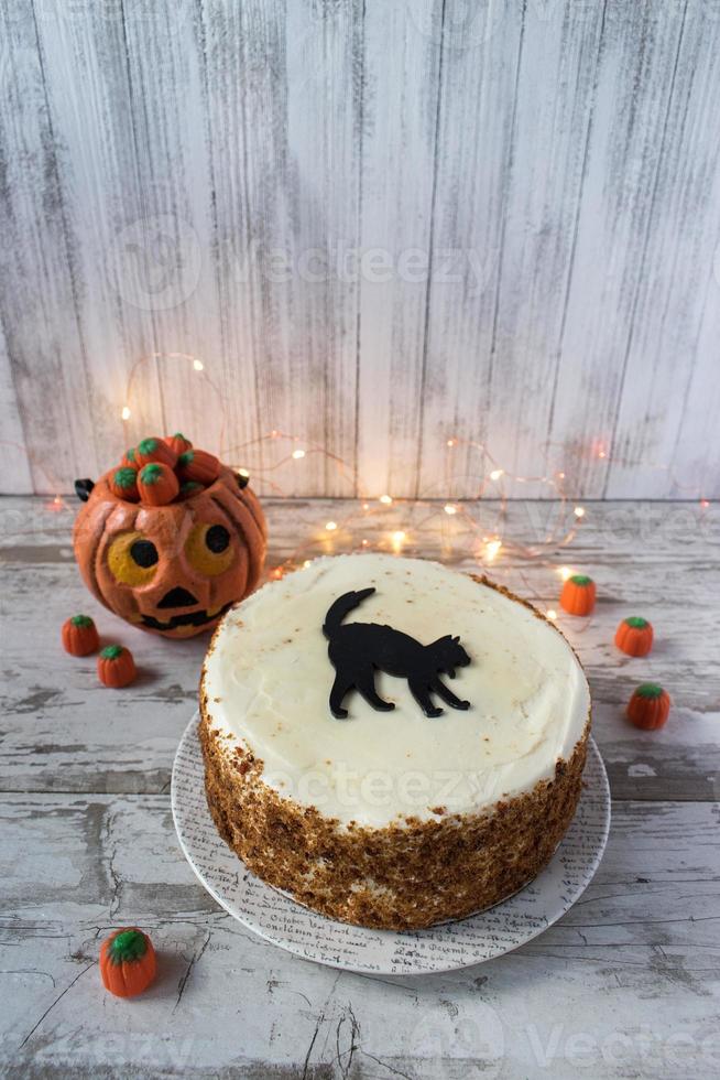 halloween zwarte kat pompoen spice cake met decoraties met kopie ruimte foto