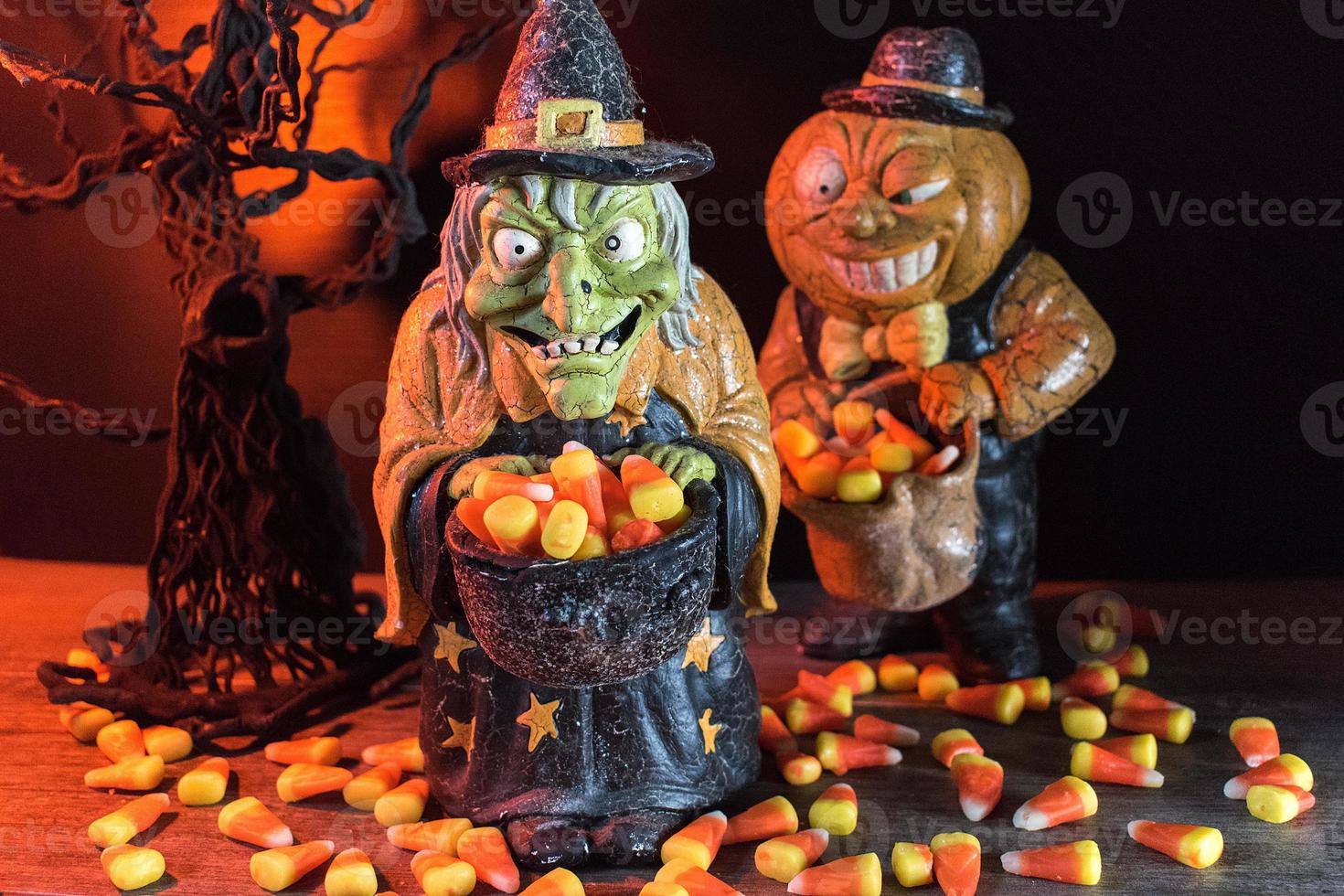 Halloween-personages op een spookachtige achtergrond die snoepgraan verzamelen foto