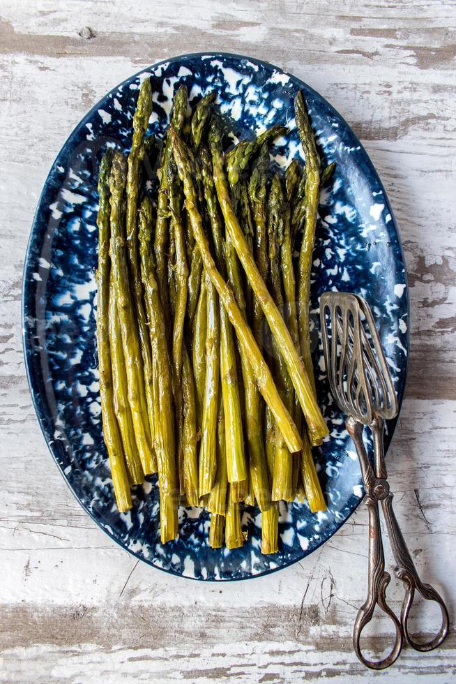 geroosterde asperges op blauwe boerderij plaat bovenaanzicht foto