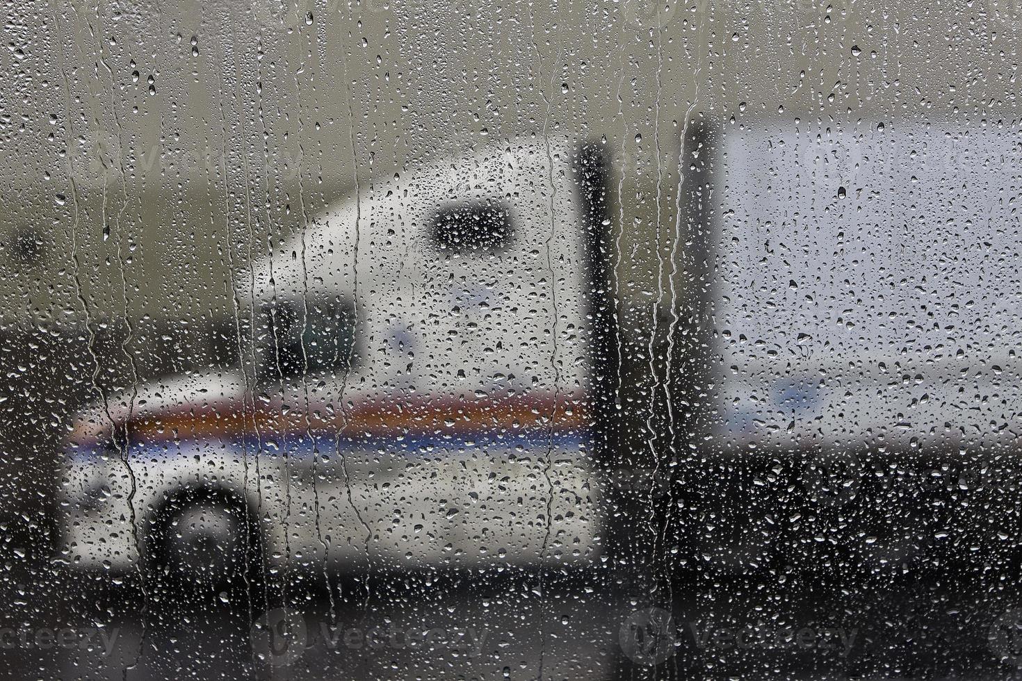 semi vrachtwagen in de regenachtige voorruit foto