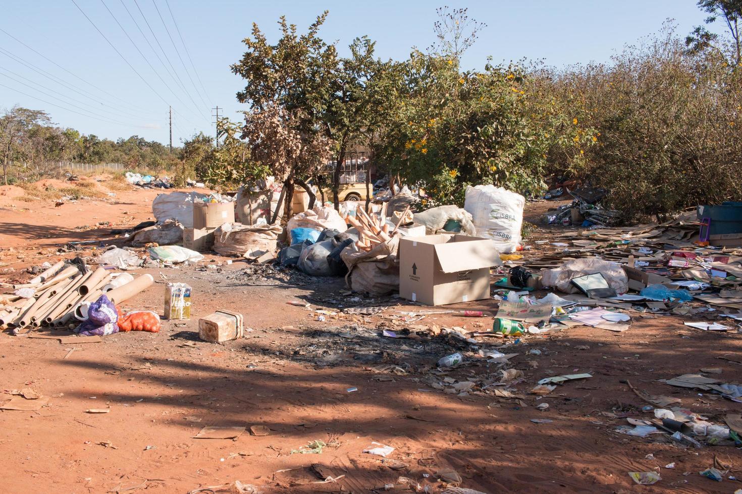 rok haai Ideaal brasilia, brazilië, 20 juni 2022 afval, voornamelijk kartonnen en plastic  flessen die daklozen ophalen en dumpen waar ze wonen in de noordwestelijke  sector van brasilia 8725918 stockfoto bij Vecteezy