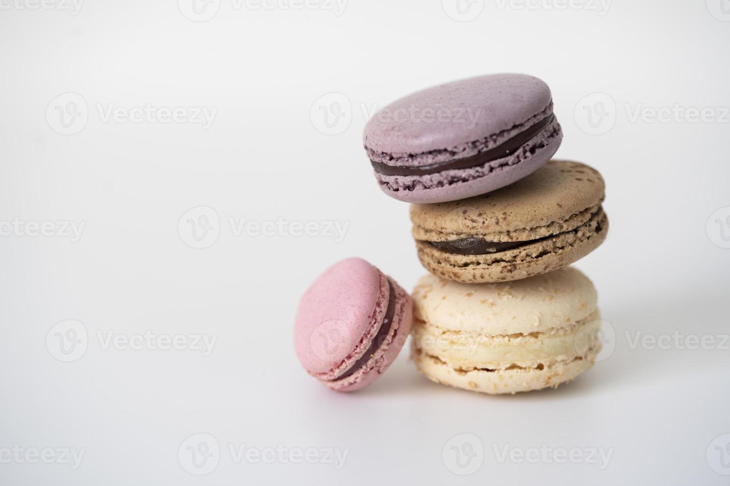 Franse zoete dessert macarons op wit foto