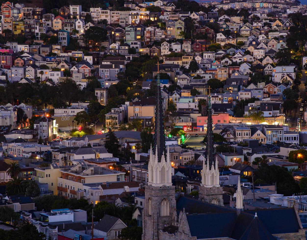 gouden uur wijk heuvelzicht van huizen in san francisco, puntdaken - kleurrijk en schilderachtig met enkele victoriaanse huizen - een typisch uitzicht op san francisco. foto