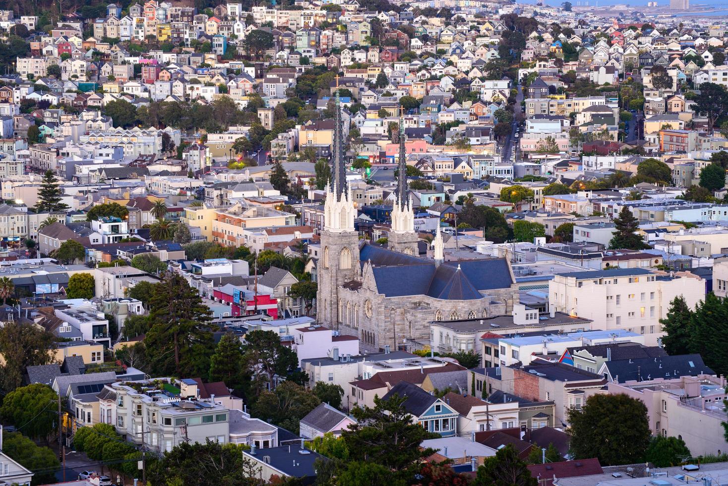 gouden uur wijk heuvelzicht van huizen in san francisco, puntdaken - kleurrijk en schilderachtig met enkele victoriaanse huizen - een typisch uitzicht op san francisco. foto