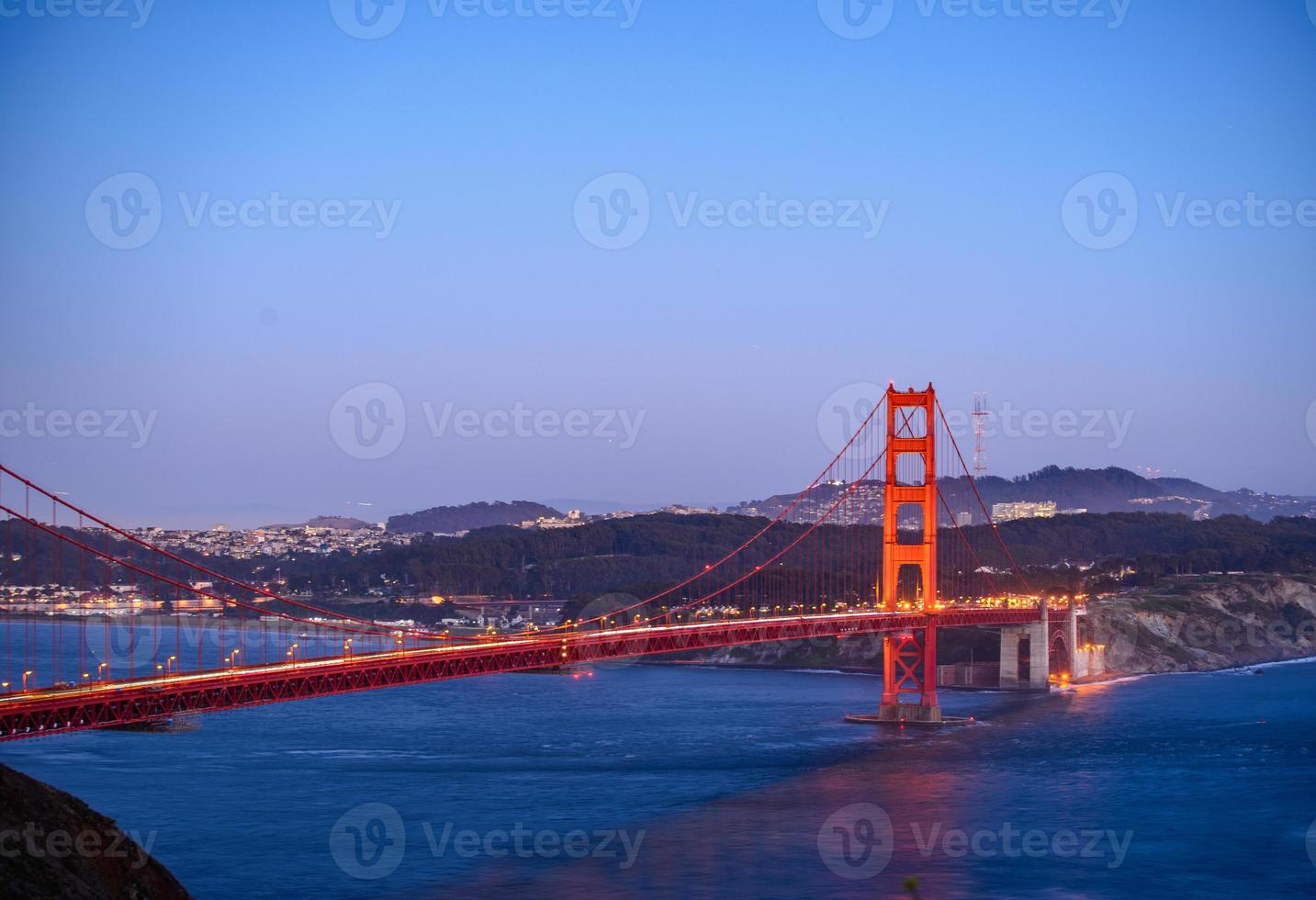 San Francisco Golden Gate Bridge bij zonsondergang in juni 2022 naar het zuiden vanaf de landtongen van Marin foto