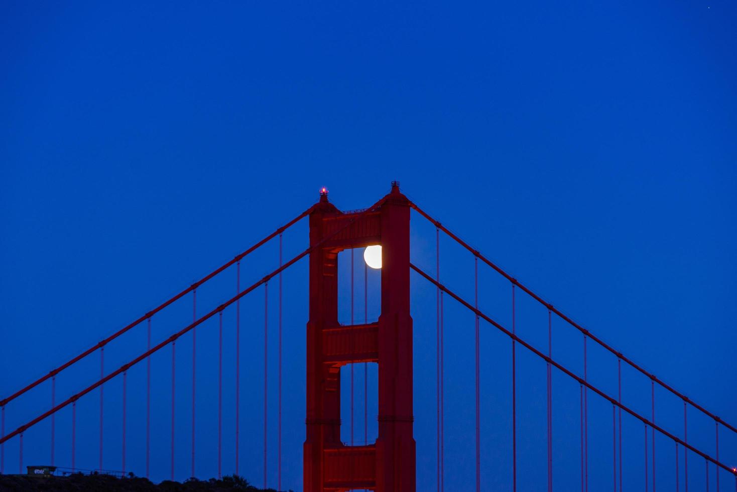 majestueuze san francisco golden gate bridge met juni 2022 volle maan die de noordelijke toren toont vanaf de landtongen van marin foto