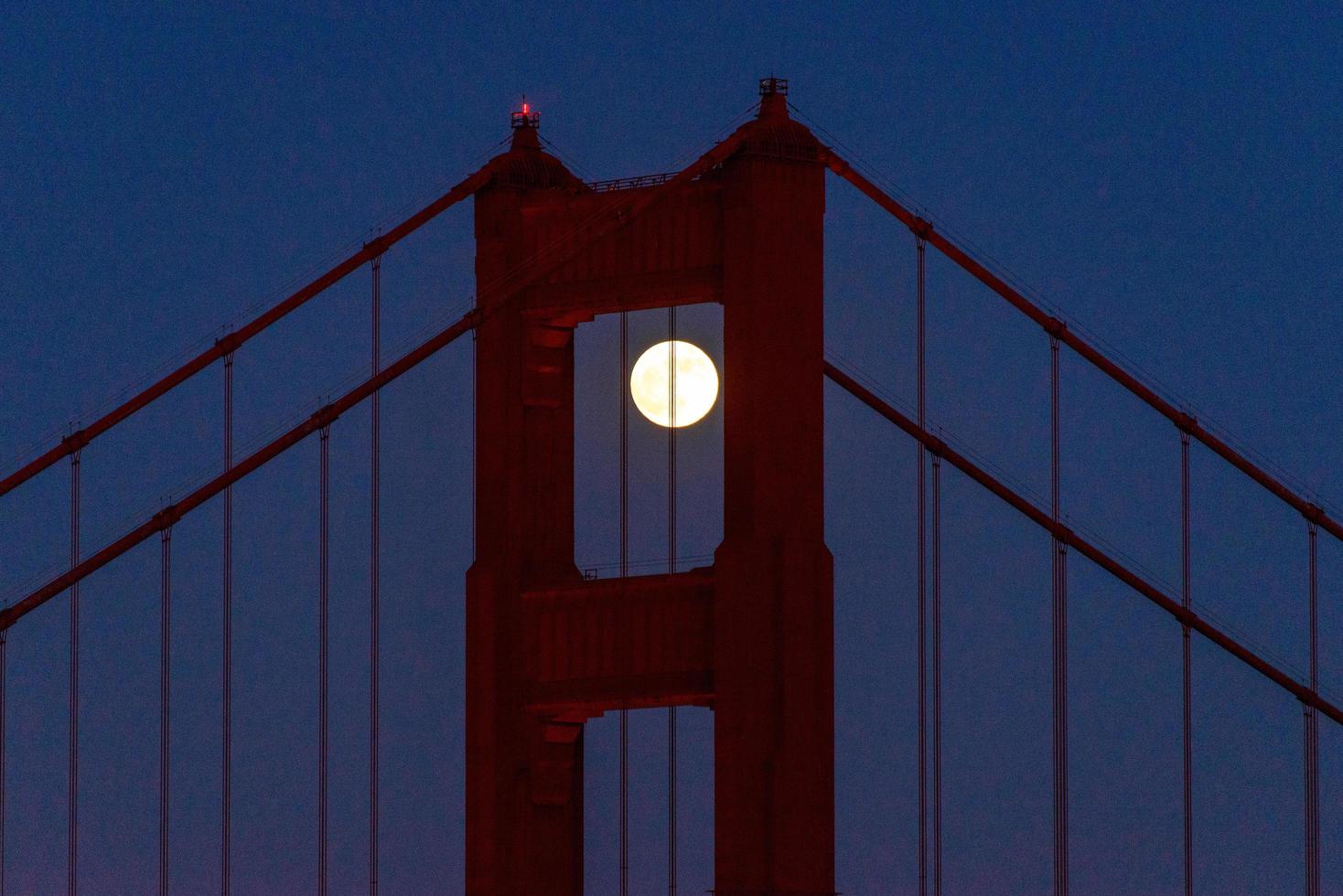 majestueuze san francisco golden gate bridge met juni 2022 volle maan die de noordelijke toren toont vanaf de landtongen van marin foto