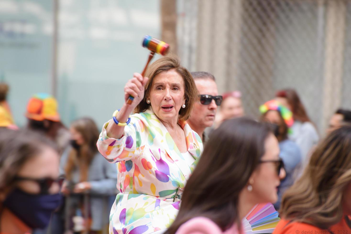 san francisco, ca, usa - 22 juni 2022, pride parade, nancy pelosi, spreker van het huis van afgevaardigden, in de parade met haar regenbooghamer foto