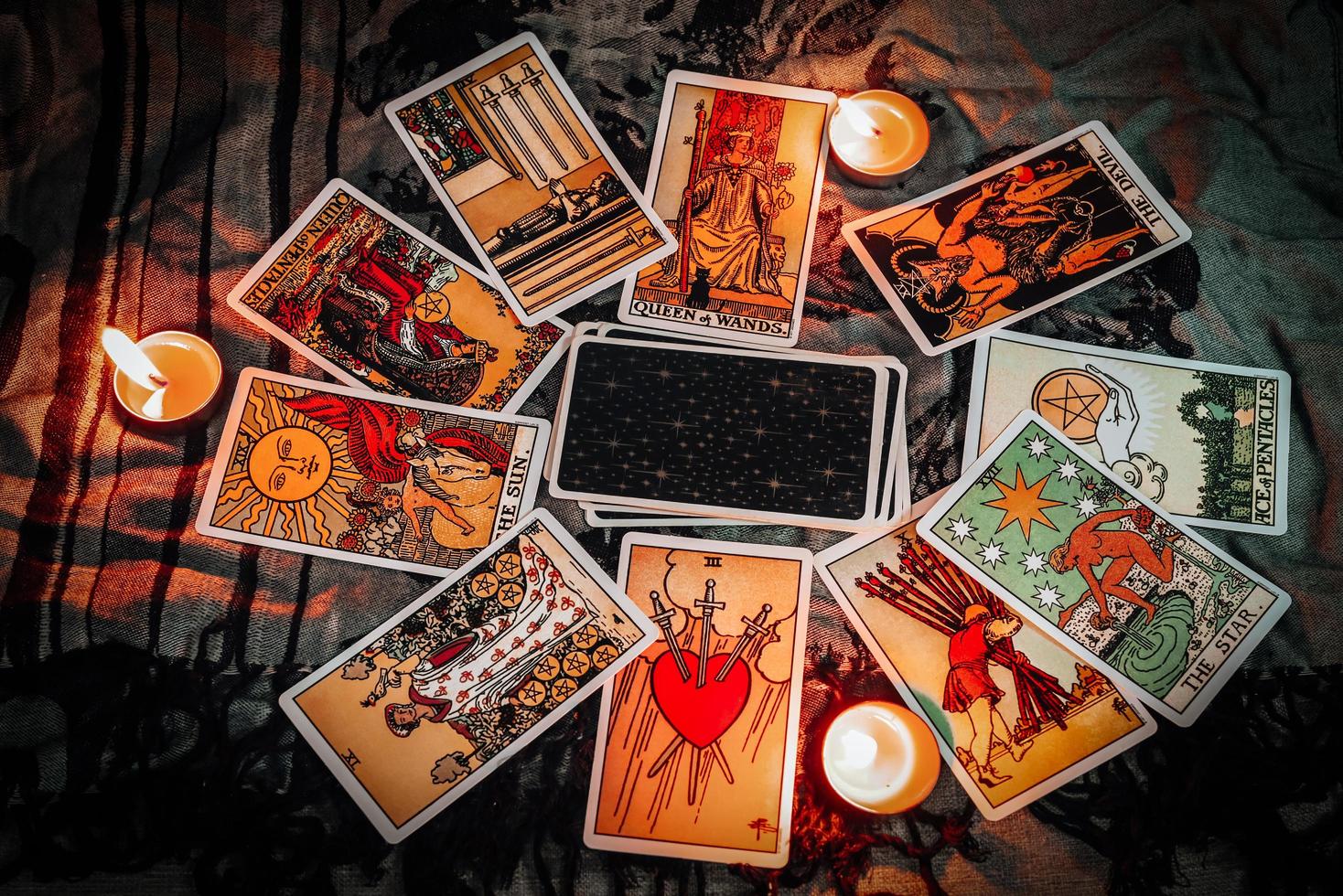 tarot lezen met tarotkaart achtergrond en kaarslicht op tafel voor astrologie occulte magie spirituele horoscopen en handlezen waarzegster tarotlezer foto