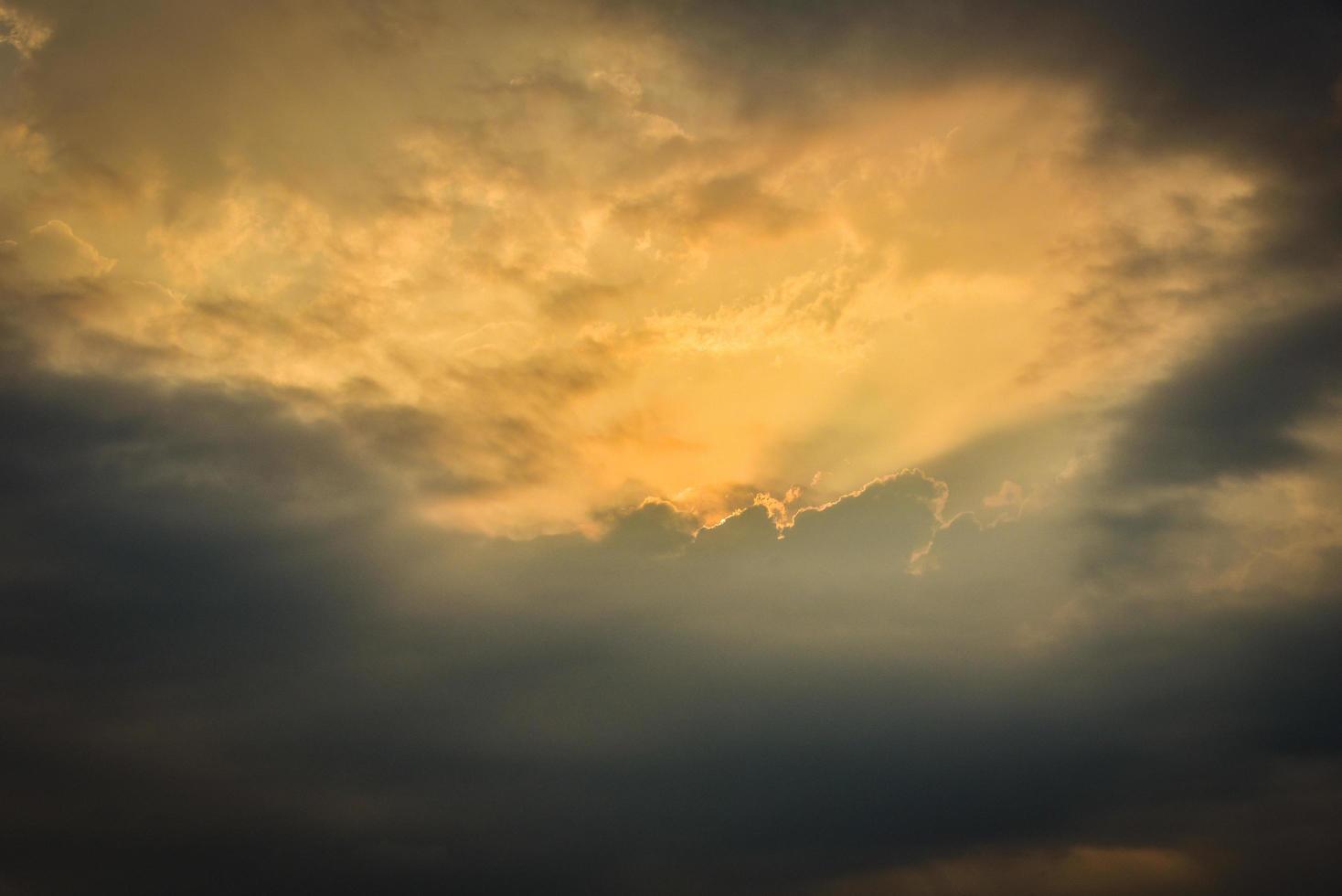 dramatische lucht wolken lucht zonsondergang over met wolken de storm mooie gele en oranje achtergrond foto