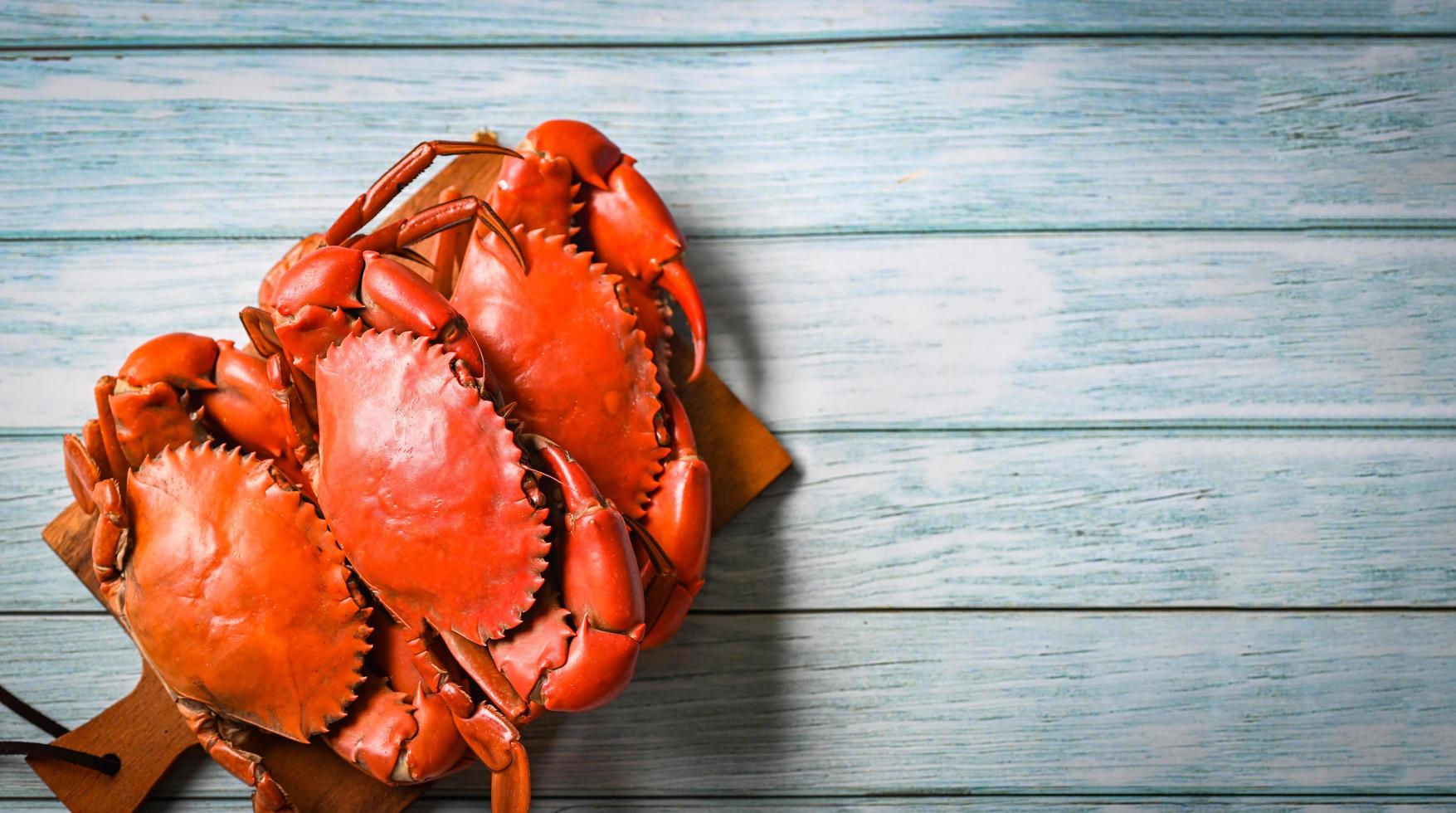 verse krab op houten snijplank, zeevruchtenkrab kokend voedsel gekookt of gestoomd krabrood in het visrestaurant - bovenaanzicht foto