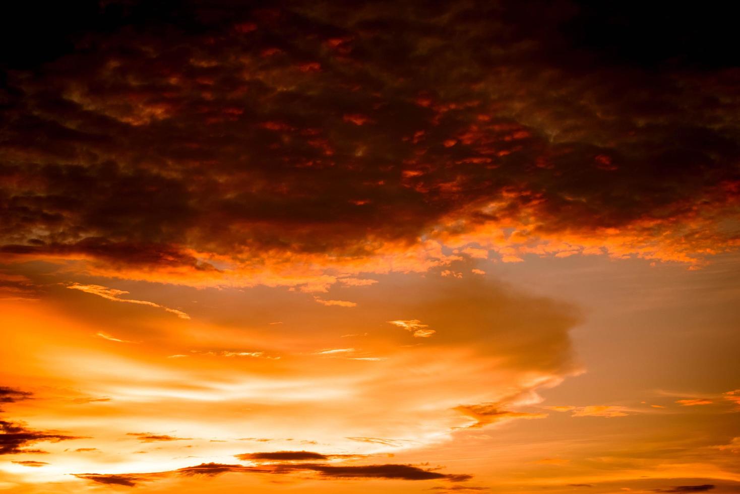 dramatische zonsondergang kleurrijke rode en oranje lucht boven en wolkenachtergrond veelkleurige avondlucht foto