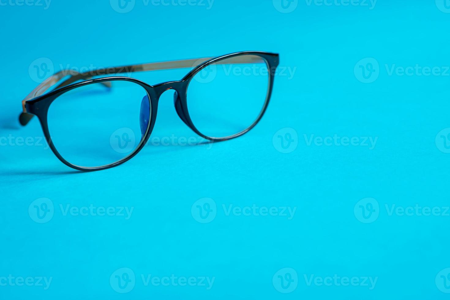 bril op een blauwe achtergrond foto