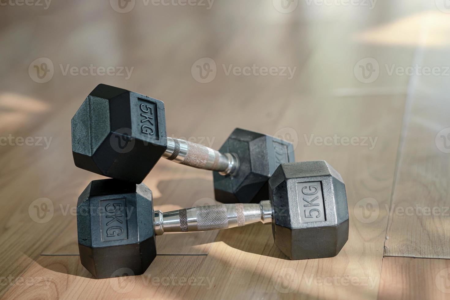 dumbbells op parketvloer oefenruimte foto