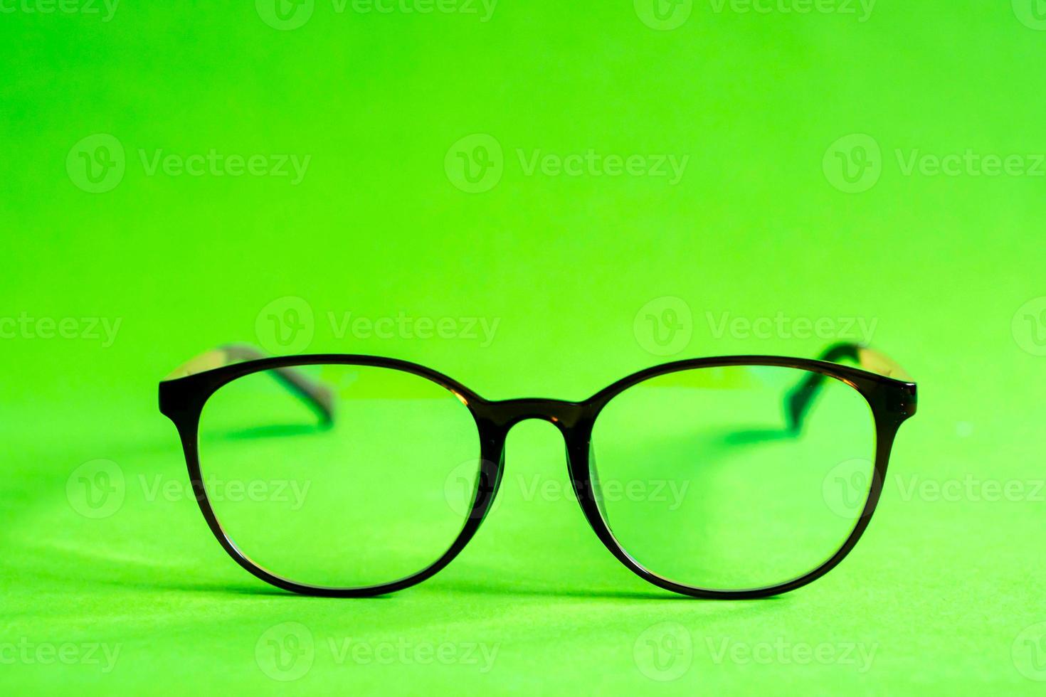 bril op een groene achtergrond foto