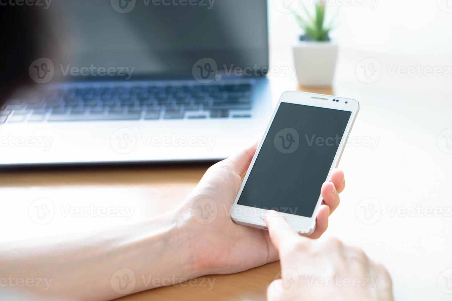 zakenvrouw met behulp van laptop en smartphone Rechtenvrije Stockafbeeldingen foto